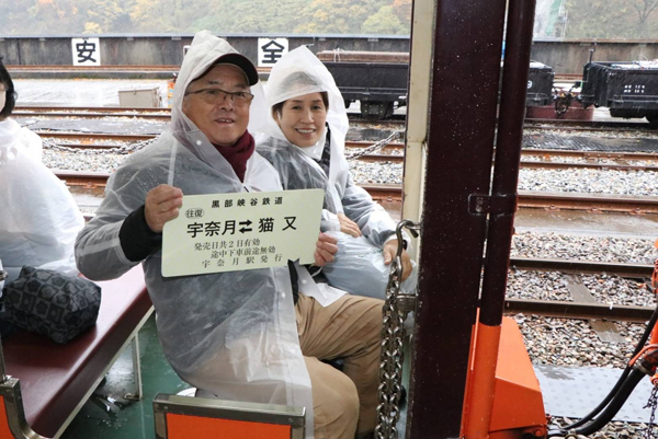 夫婦で初めて乗車 あいにくの天気でしたが黒部峡谷の自然、紅葉に感動しました