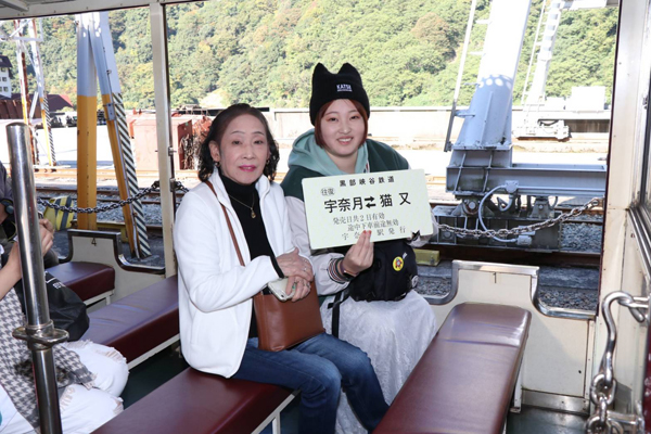 孫と2人旅行トロッコの走る外に野生のおさるの親子🐒🐒‼️ビックリ楽しい1日でした