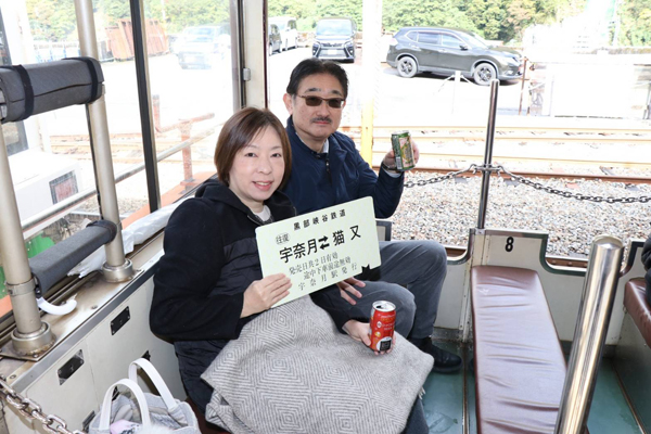 初めての黒部渓谷トロッコ列車は、当日雨予報で覚悟をしていましたが、奇跡的に晴れて、青空と綺麗な紅葉と翡翠のような色の川のまるで絵葉書のような写真が撮れました。 途中猿橋を少し越えた所くらいで、一瞬お猿さんが2匹列車と並走してくれて可愛かったです。