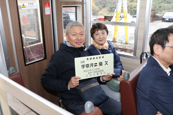 富山出身の夫と結婚して35年。何度も帰省してますが、私は初めての宇奈月温泉&トロッコ電車でした。 あいにくの雨模様でしたが、それでもきれいな紅葉とエメラルドグリーンの宇奈月ダムを見ることができました。