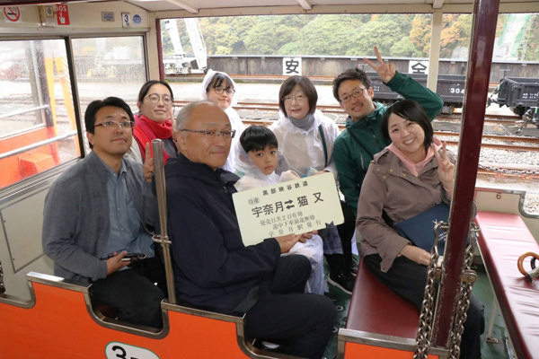 親子三代で、初めてのトロッコ列車! 雨の中でしたが、綺麗な紅葉を楽しみました!!