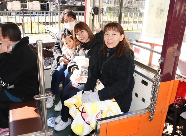 娘が初めてトロッコ電車に乗りました!紅葉も綺麗で最高でした!